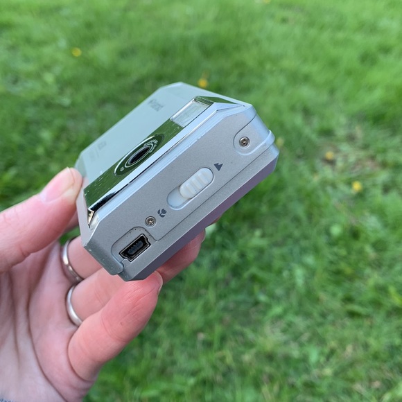 Retro Polaroid a350 5.0 megapixels silver digital camera super MF Lens F3.0 - Picture 2 of 8